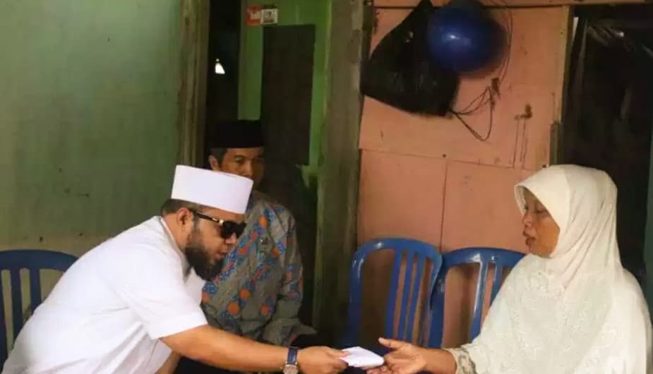 Walikota BEngkulu Serahkan Bantuan Kepada Warga Sakit Di Kelurahan Sidomulyo 